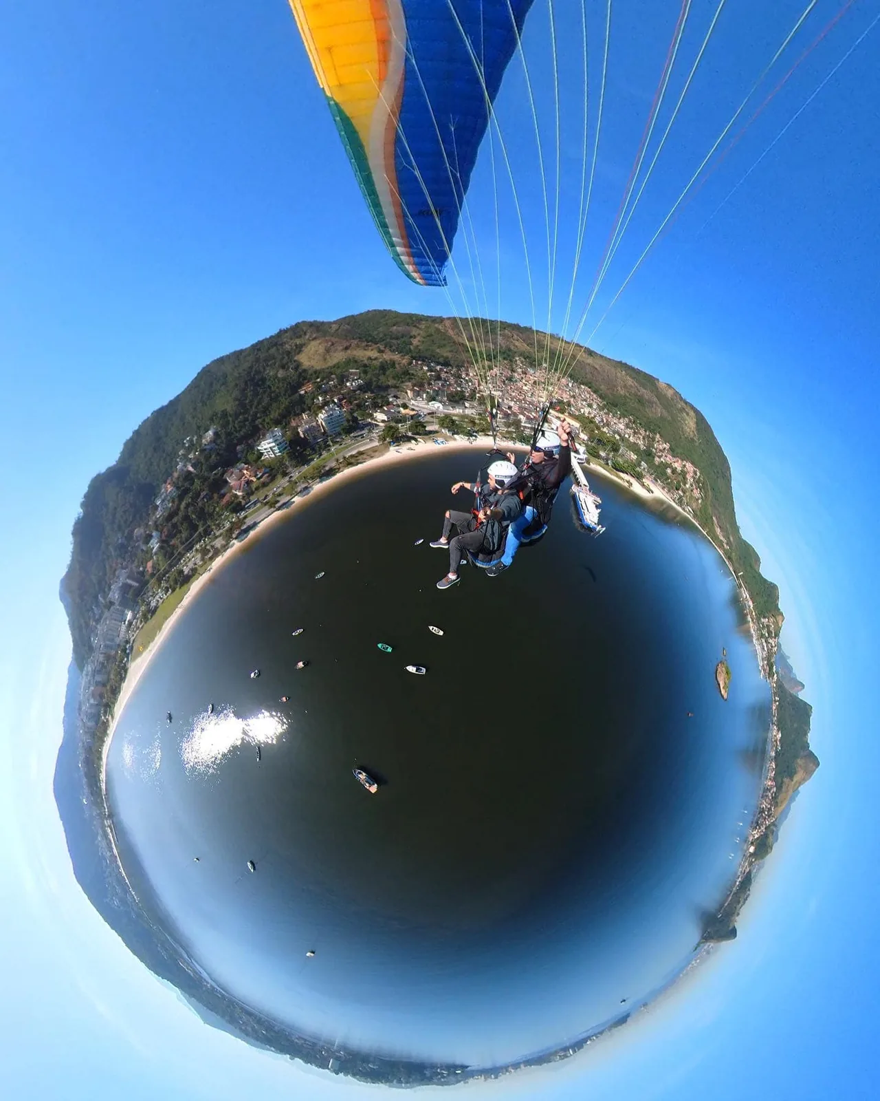 Instrutor preparando o equipamento antes do voo de parapente em Niterói