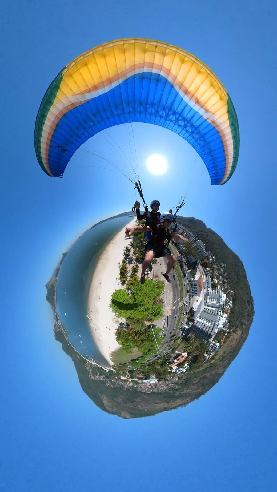 Câmera 360 registrando um voo duplo de parapente em Niterói