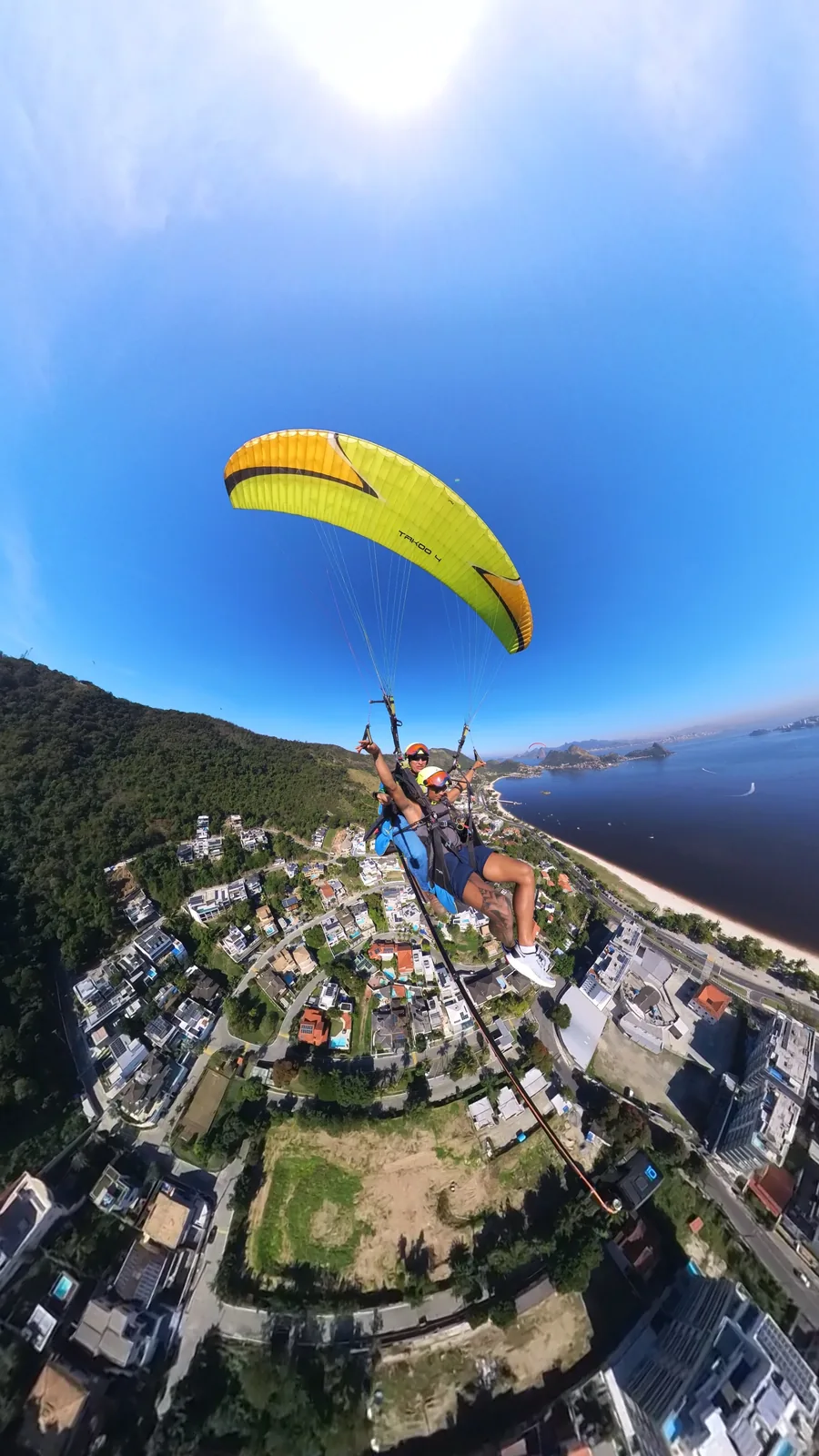 Voo de parapente em família na rampa de Niterói
