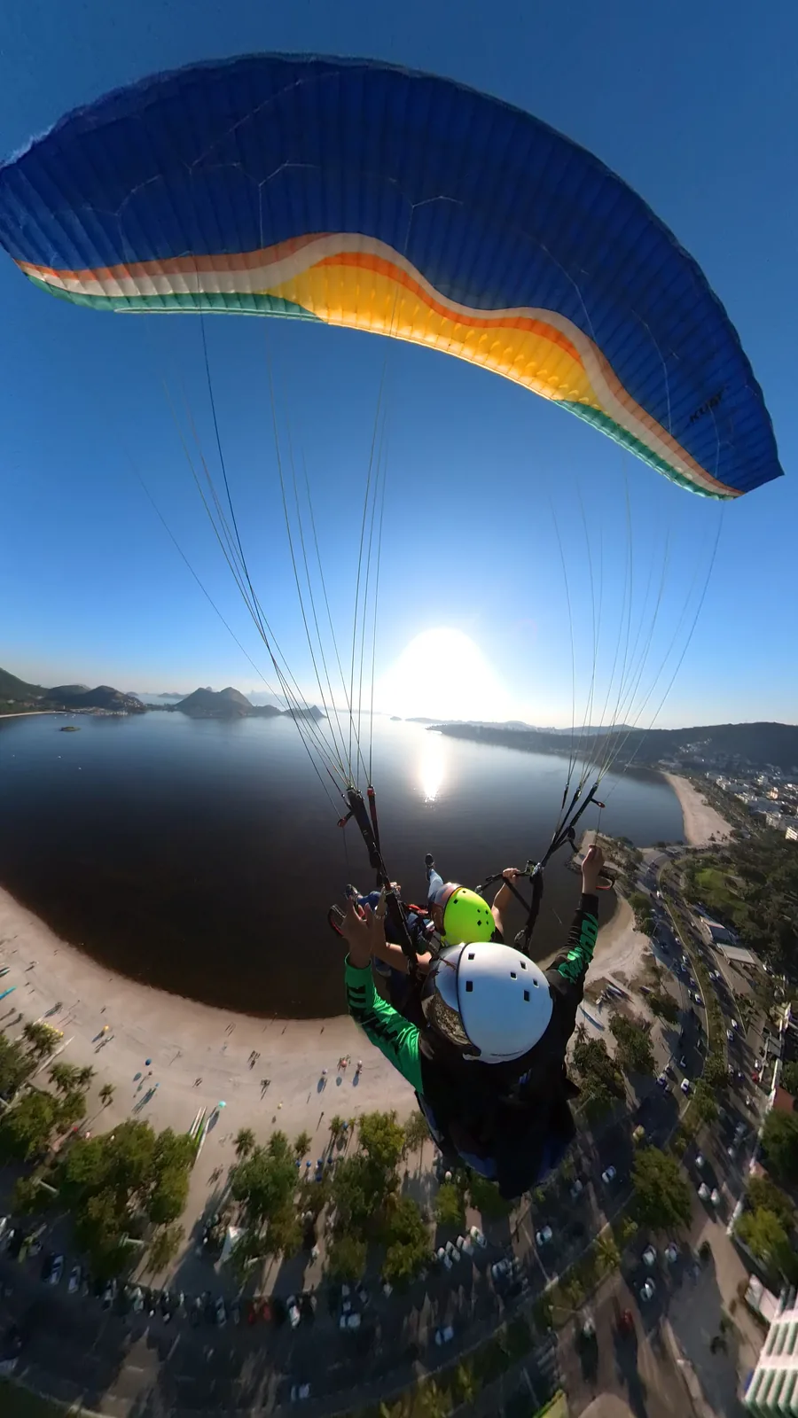Passageiro em voo duplo de parapente na escola de voo de Niterói