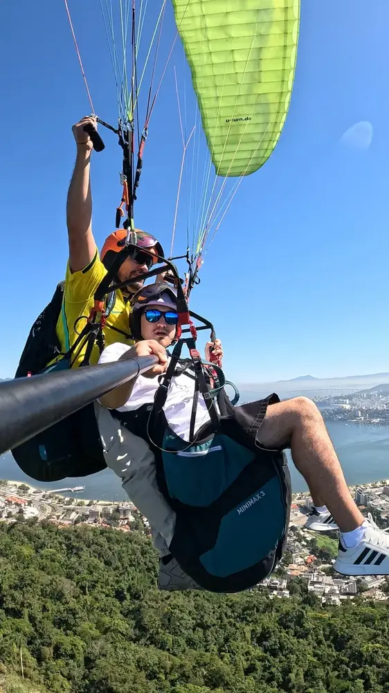 Voo duplo de parapente sobre a mata do Parque da Cidade, em Niterói