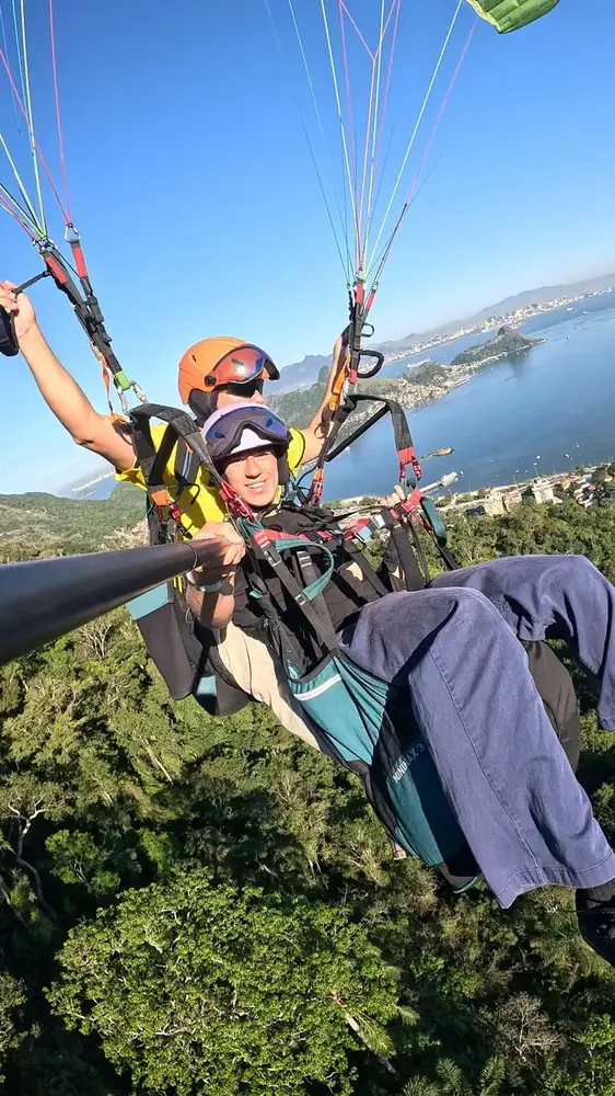 Parapente sobrevoando a Mata Atlântica do Morro da Viração
