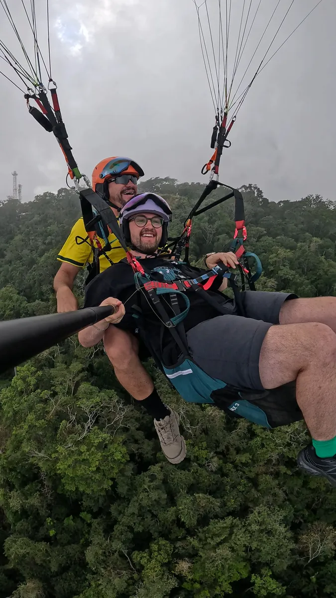 Decolagem de parapente na rampa do Parque da Cidade