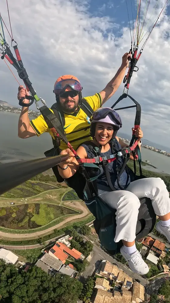 Voo de parapente com vista dos bairros de Niterói