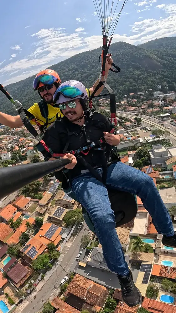 Instrutor conduzindo o voo duplo de parapente em Niterói