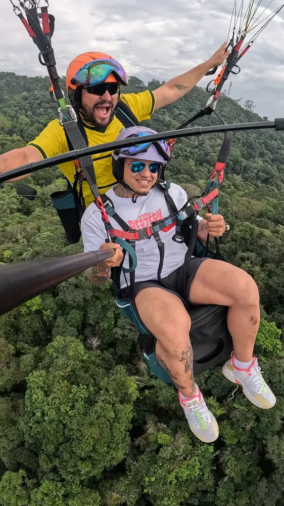 Parapente planando sobre o relevo de Niterói, no Rio de Janeiro