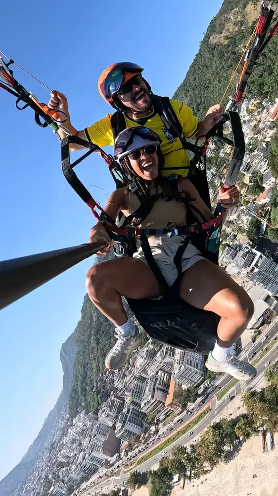 Voo panorâmico de parapente sobre Niterói