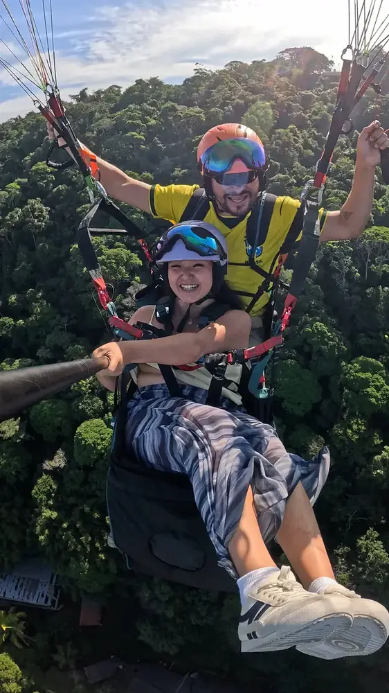 Vela do parapente contra o céu azul em Niterói