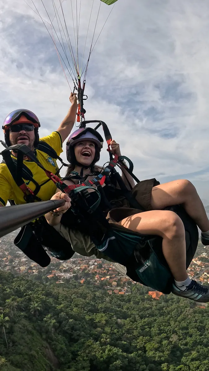 Voo de parapente sobre a orla de Niterói