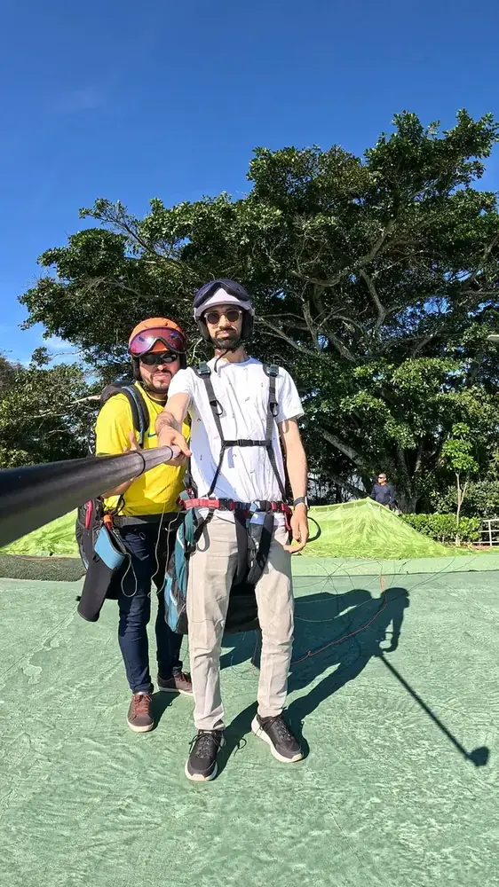 Turista em voo duplo de parapente no Rio de Janeiro