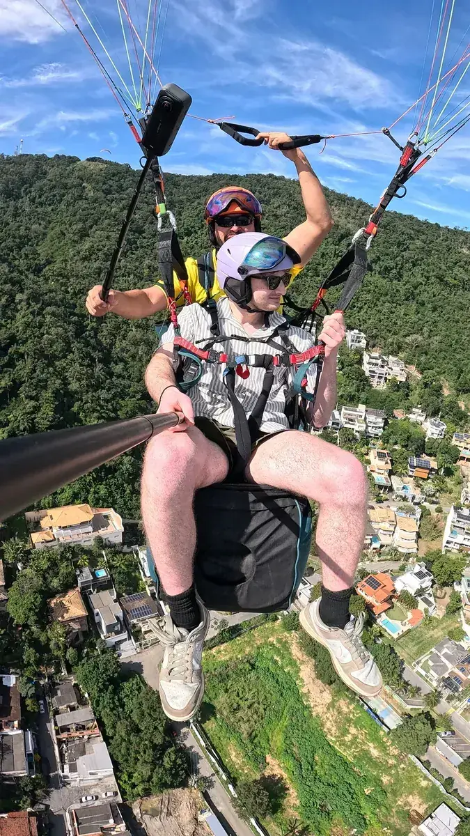 Voo duplo de parapente sobre os bairros de Niterói, com o Rio de Janeiro ao redor