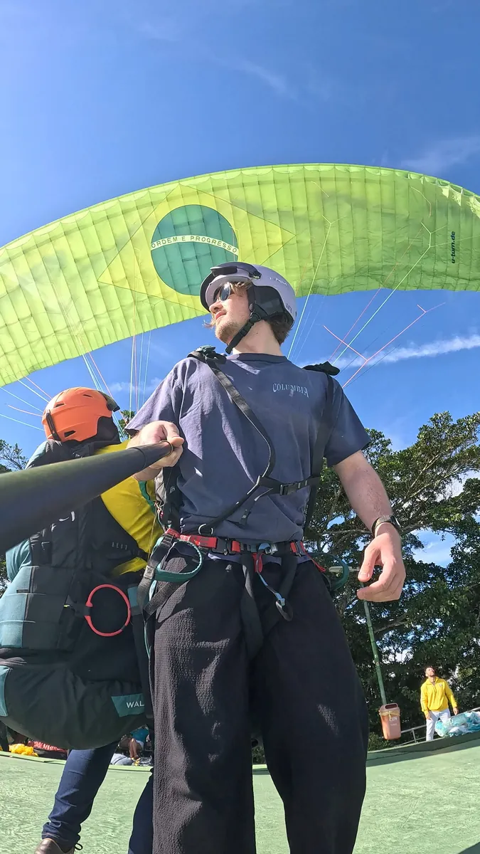 Momento da decolagem do voo duplo de parapente em Niterói