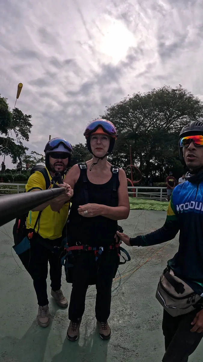 Voo de parapente em dia de céu limpo sobre Niterói