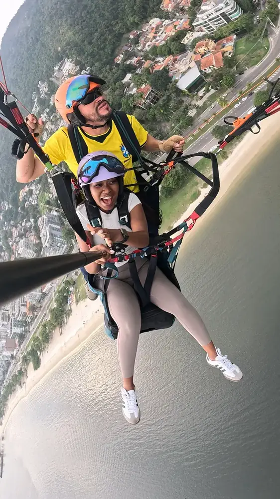 Instrutor licenciado pela CBVL conduzindo o voo de parapente