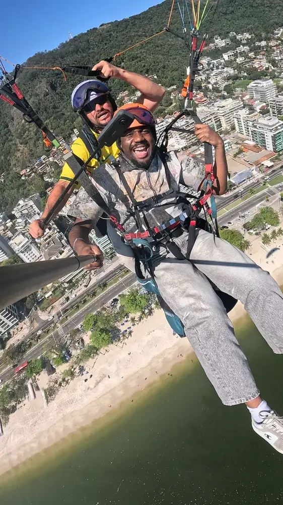 Voo de parapente sobre o Parque da Cidade, em Niterói, RJ