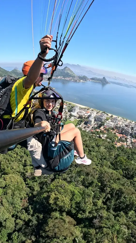 Voo duplo de parapente sobre Niterói com a Baía de Guanabara e o Rio de Janeiro ao fundo
