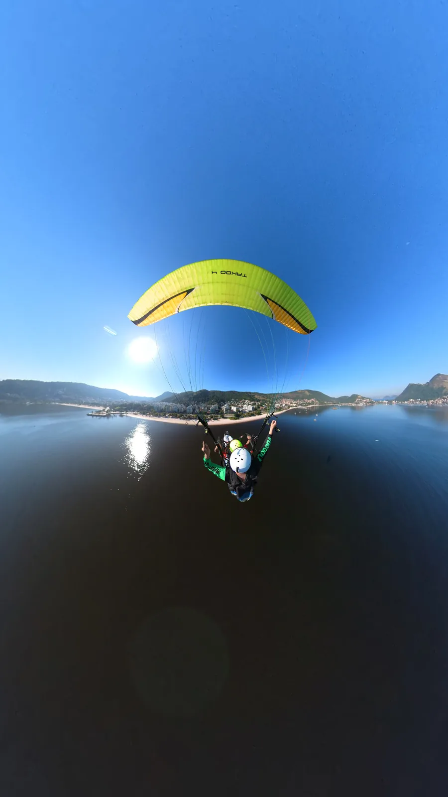 Voo livre de parapente no Parque da Cidade, em Niterói