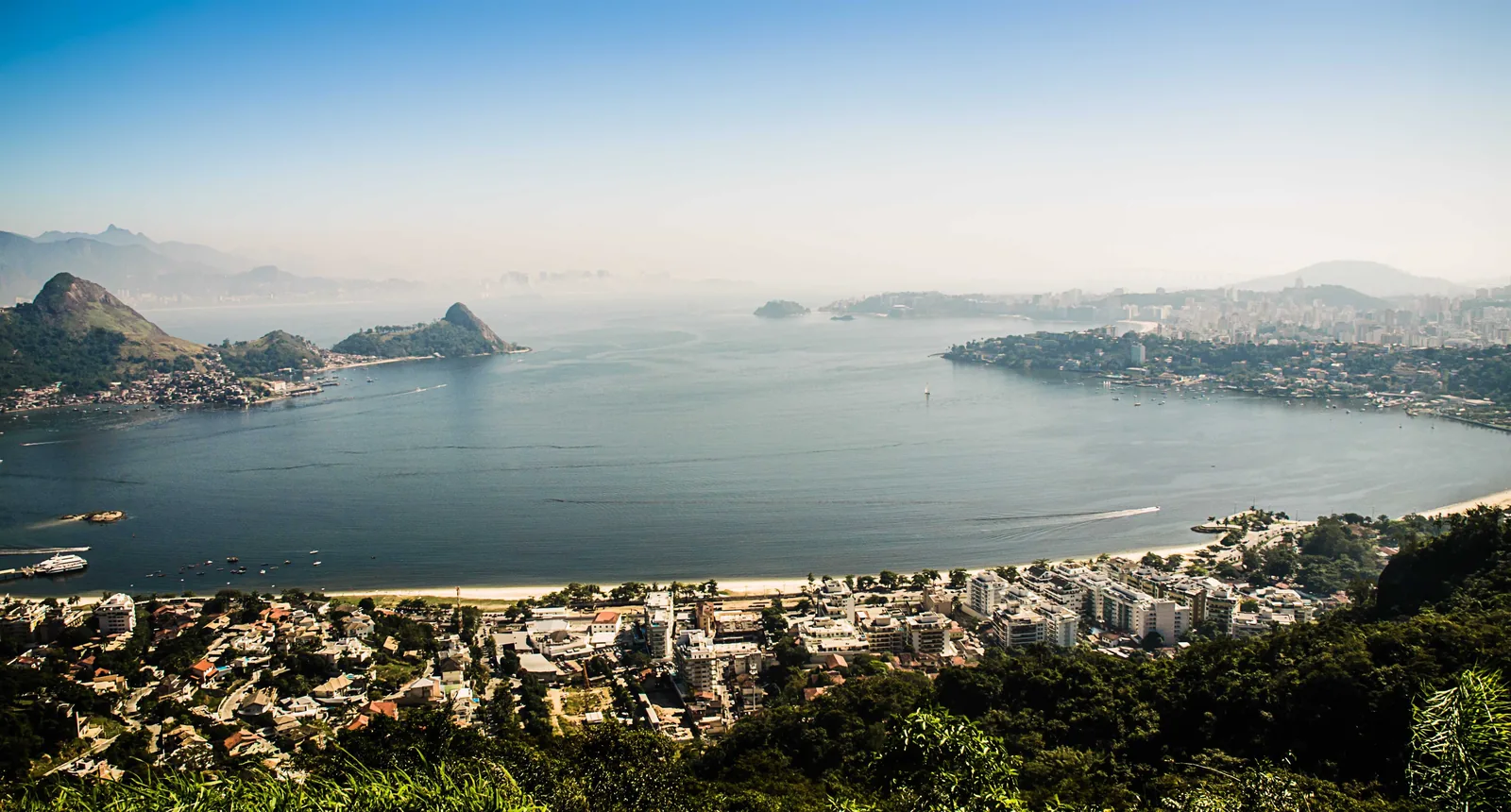 Vista panorâmica de Niterói e da Baía de Guanabara a partir do Parque da Cidade, com o Rio de Janeiro ao fundo