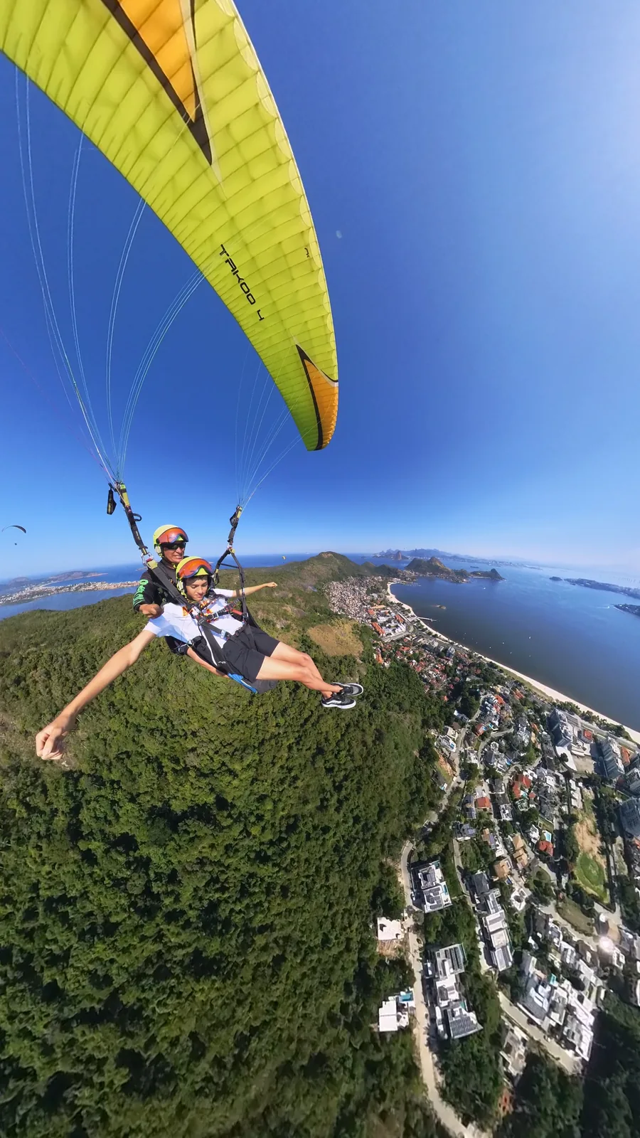 Parapente sobrevoando o Parque da Cidade em Niterói