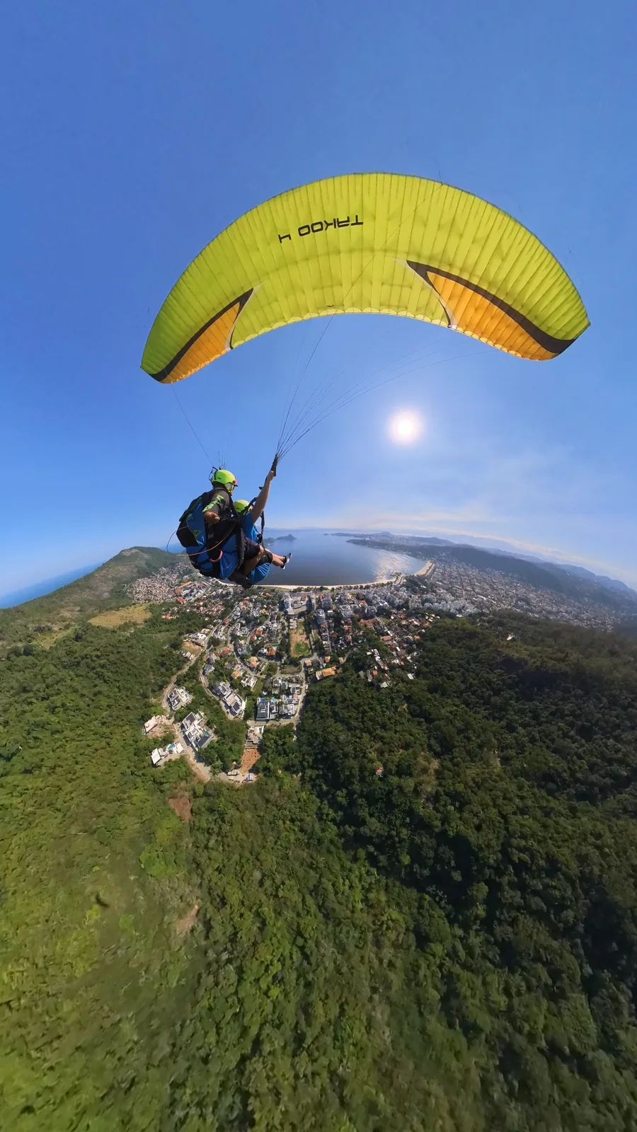 Decolagem de parapente na rampa de Niterói, o que muitos chamam de salto