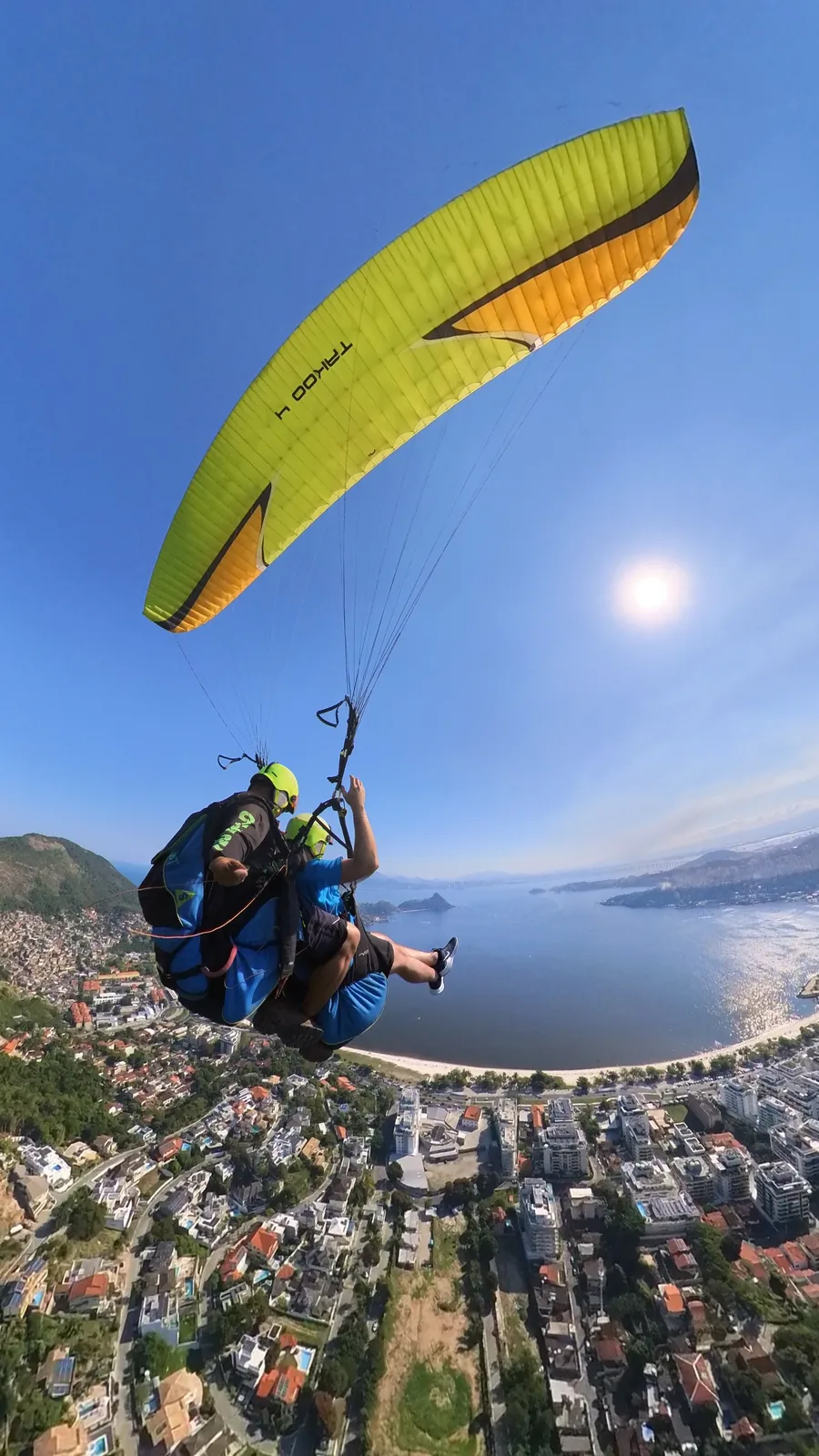 Turista em voo de parapente sobre Niterói, no Rio de Janeiro