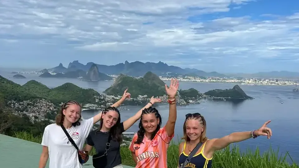 Vista do Rio de Janeiro, da Baía de Guanabara e do Pão de Açúcar a partir do mirante do Parque da Cidade, em Niterói