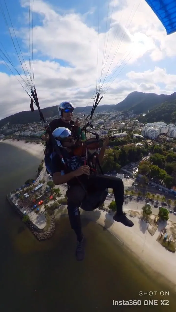 Webstory de voo de parapente com violino sobre Niterói