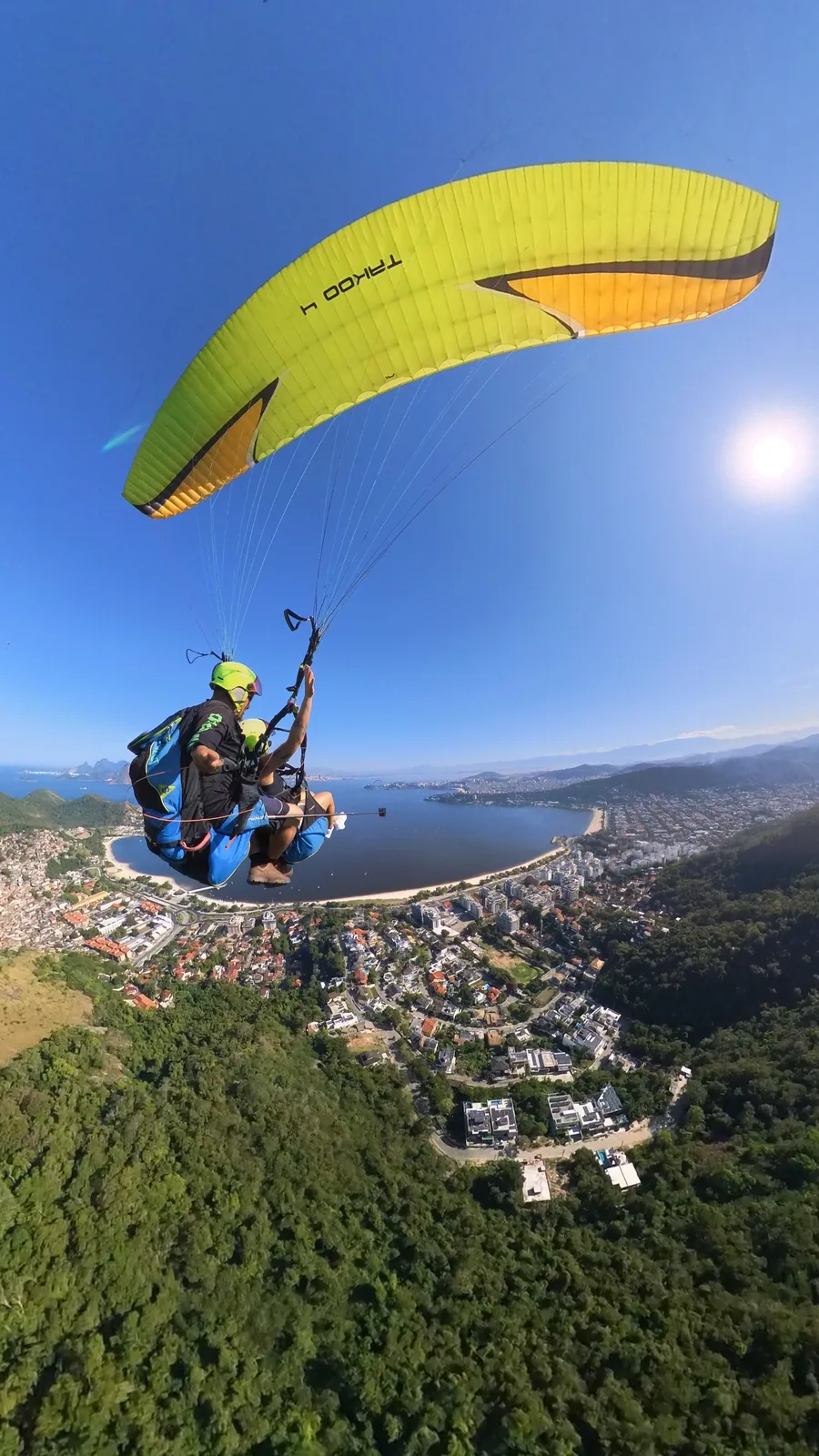 Passageiro tranquilo durante voo de parapente em Niterói