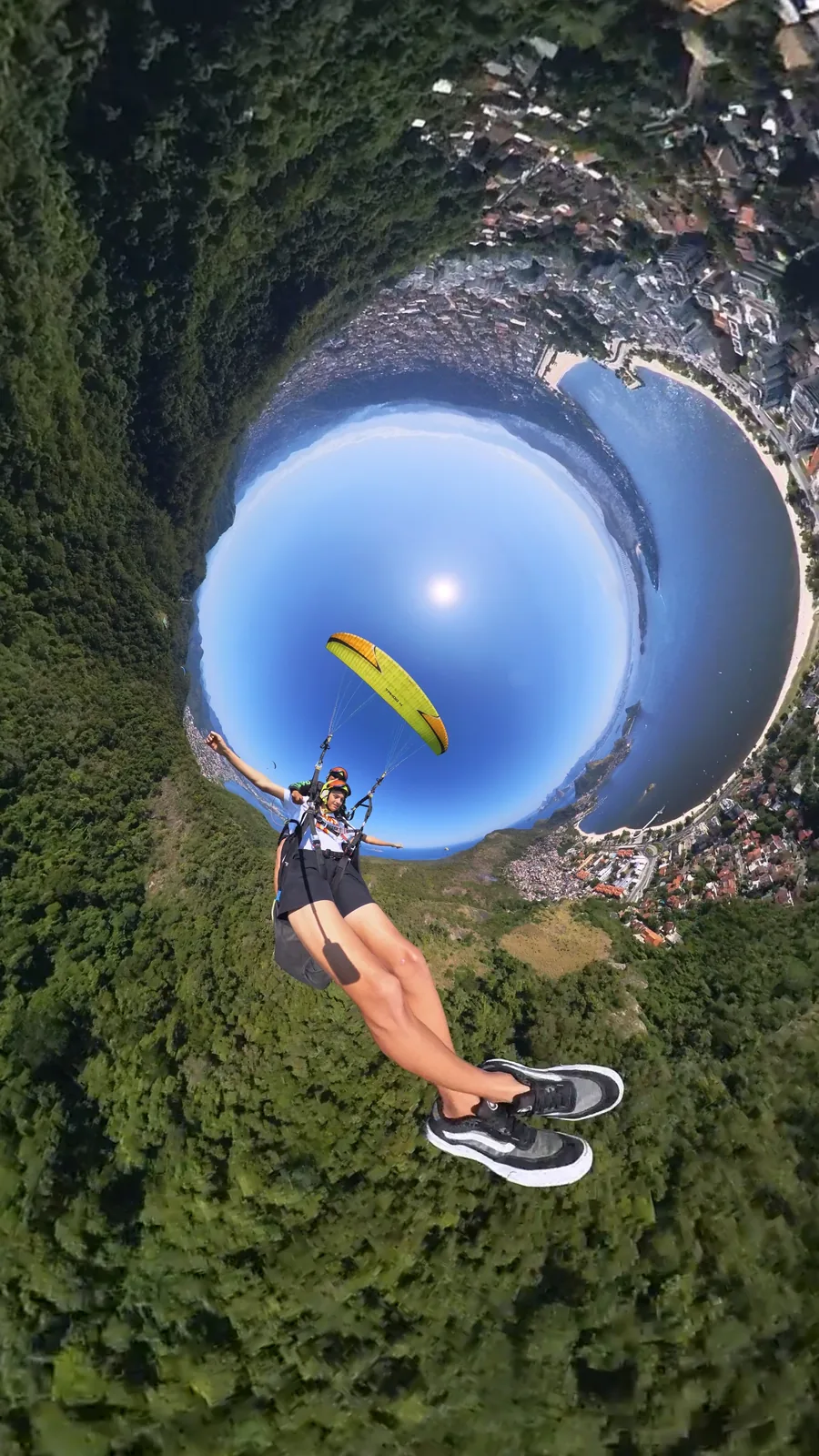 Passageiro equipado para o voo de parapente em Niterói