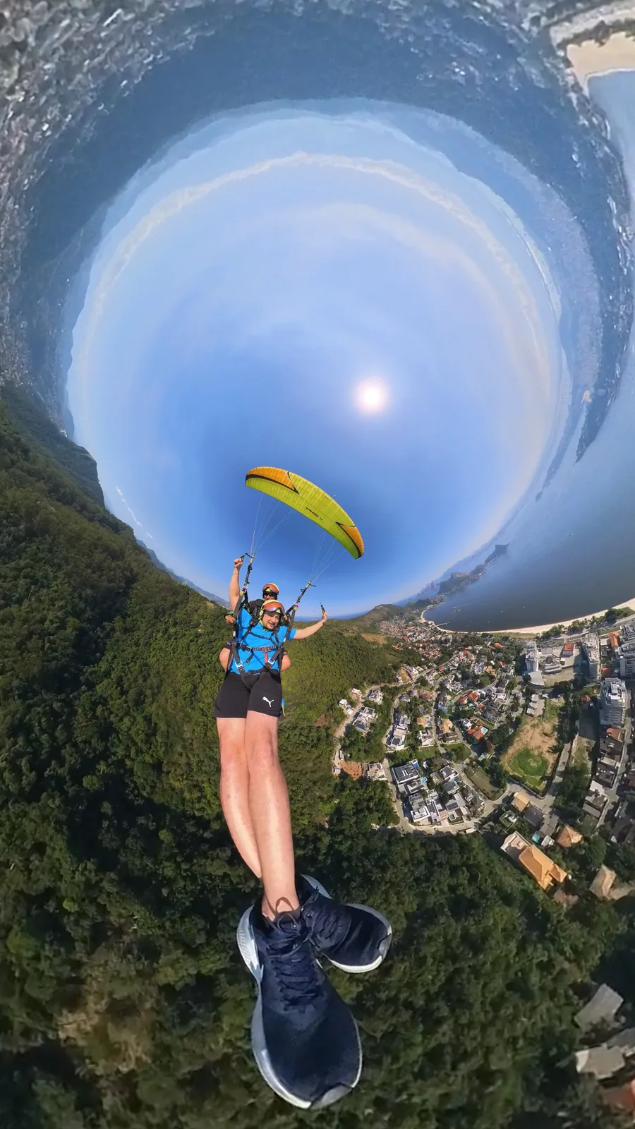 Praias e litoral de Niterói vistos durante o voo de parapente