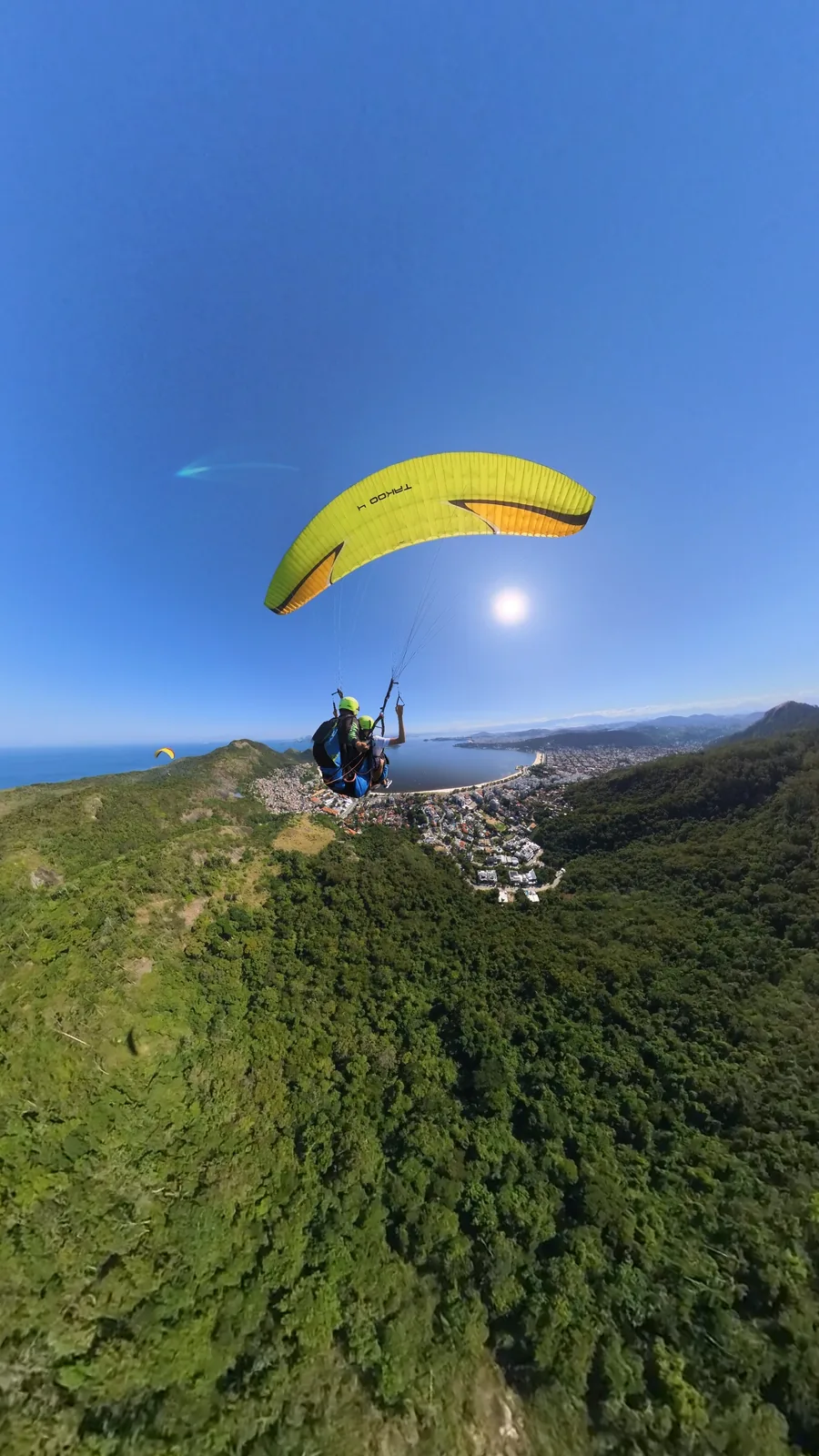 Voo de parapente planando sobre Niterói