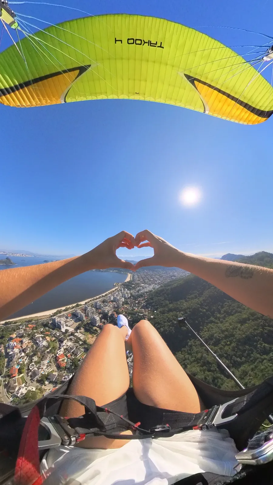 Vista da praia e da orla de Niterói durante um voo de parapente