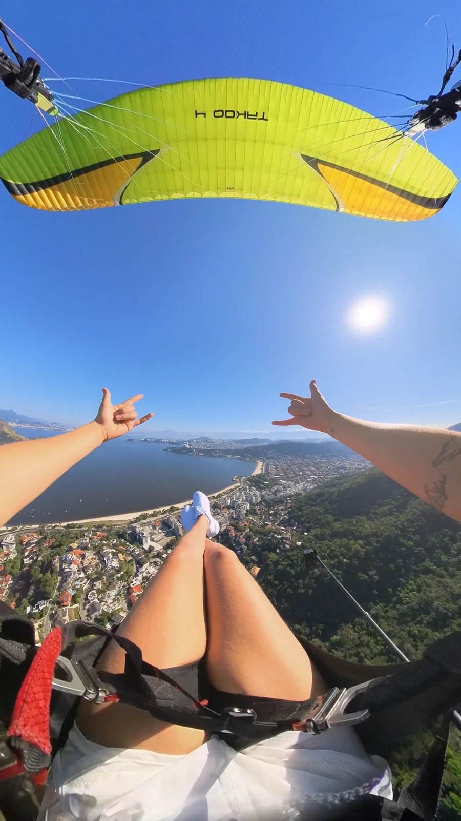 Vela do parapente aberta durante voo panorâmico em Niterói
