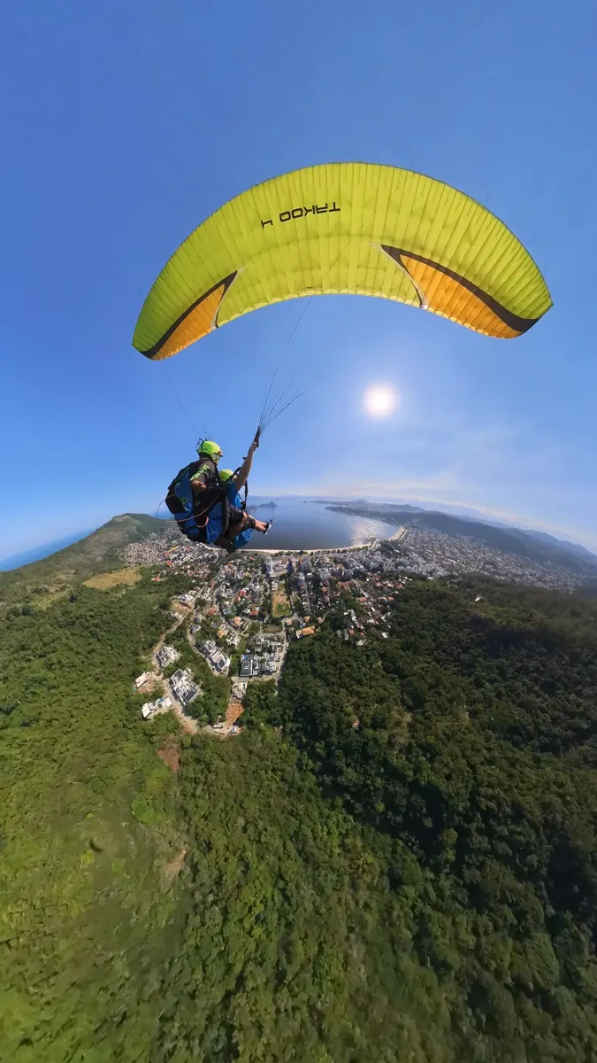 Salto de parapente na rampa do Parque da Cidade em Niterói