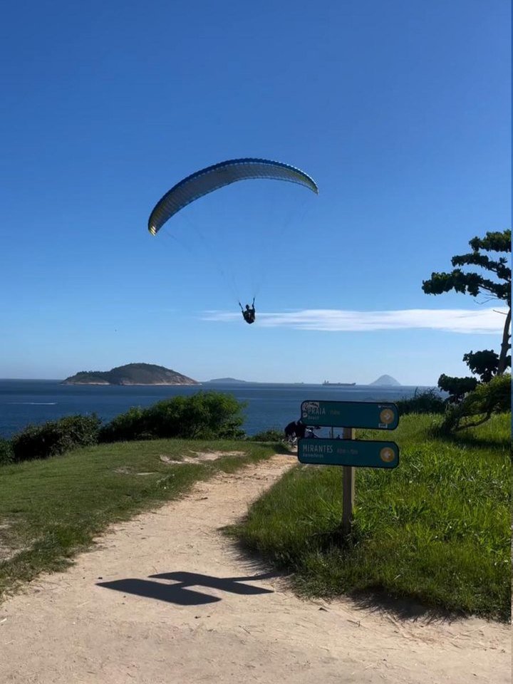 Web story: Voo de parapente em Niterói: a chegada para o pouso