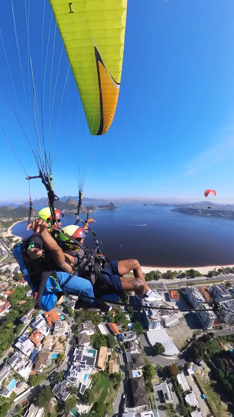 Voo duplo de parapente em Niterói com instrutor e passageiro