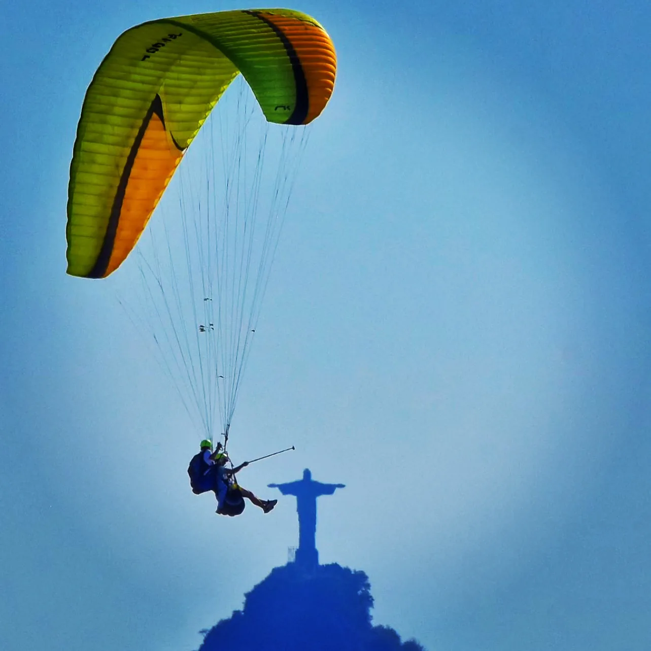 Voo de parapente em Niterói com o Cristo Redentor ao fundo