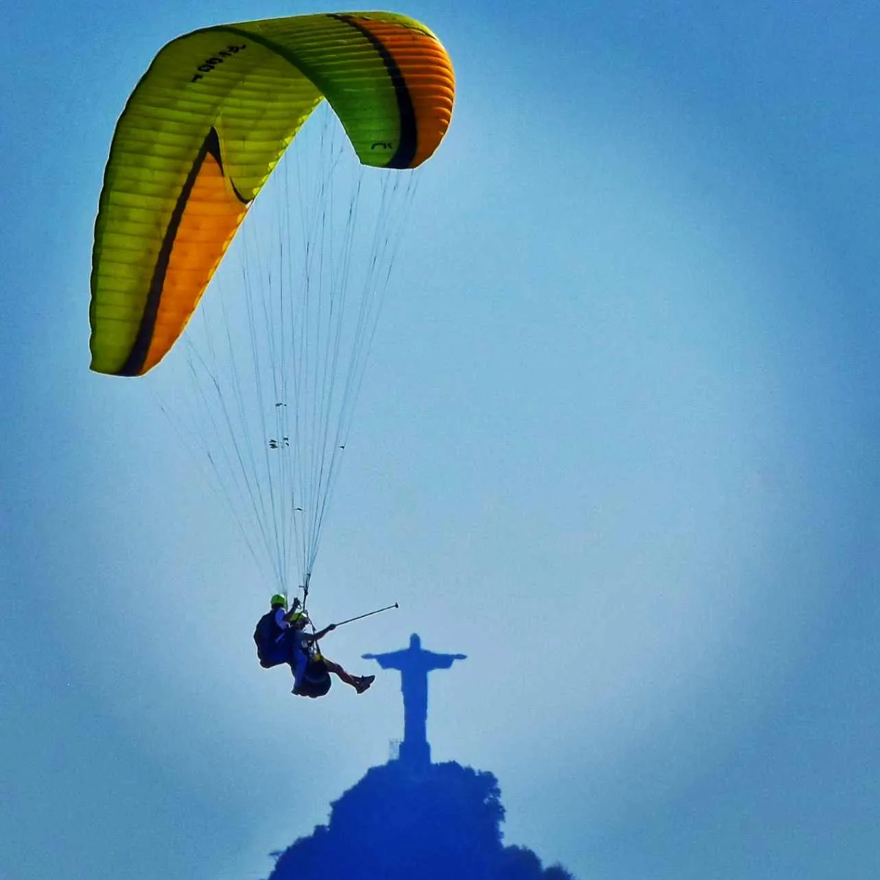 Voo de parapente no fim de tarde em Niterói