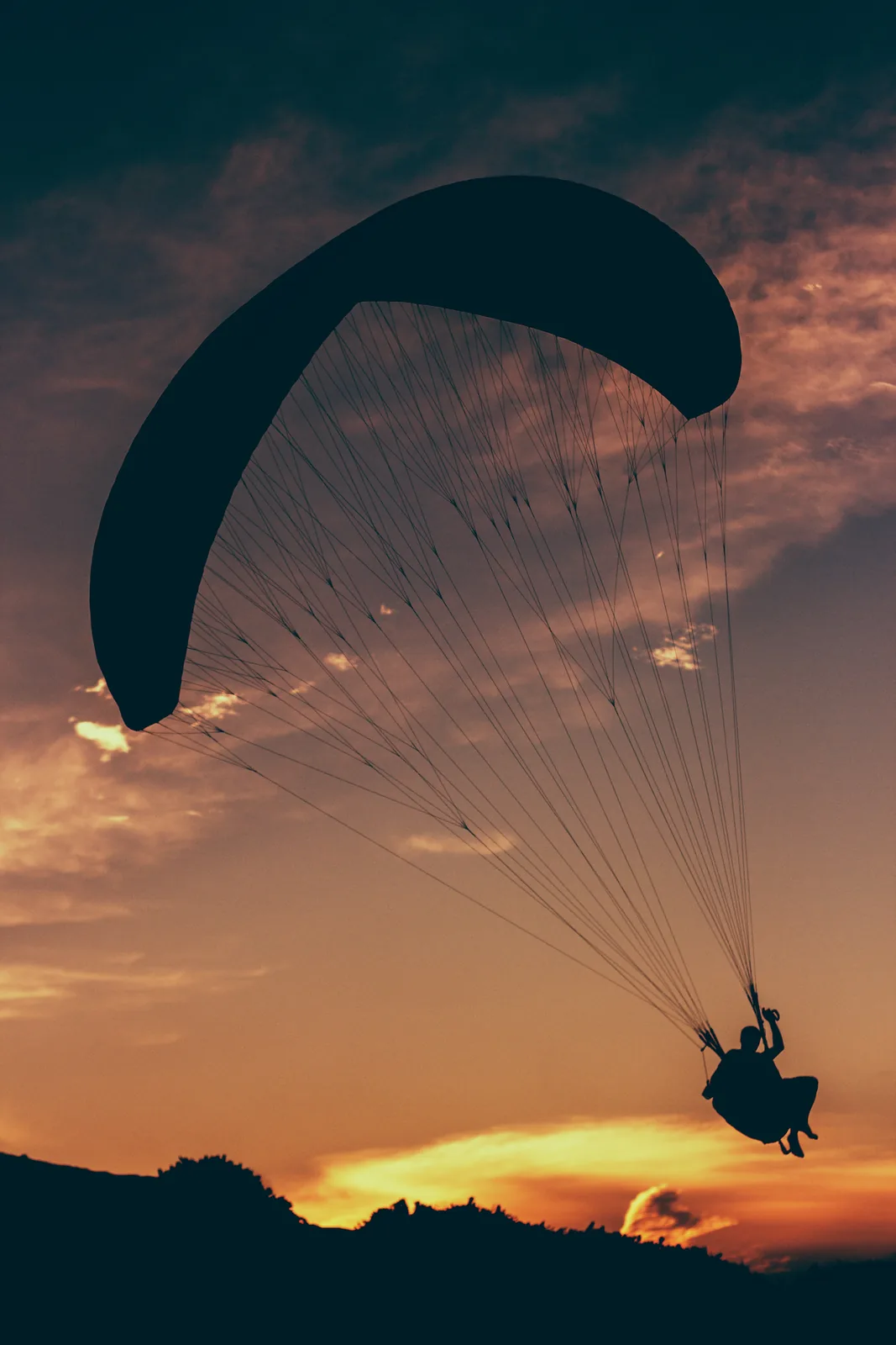 Voo livre de parapente sobre a Baía de Guanabara, em Niterói